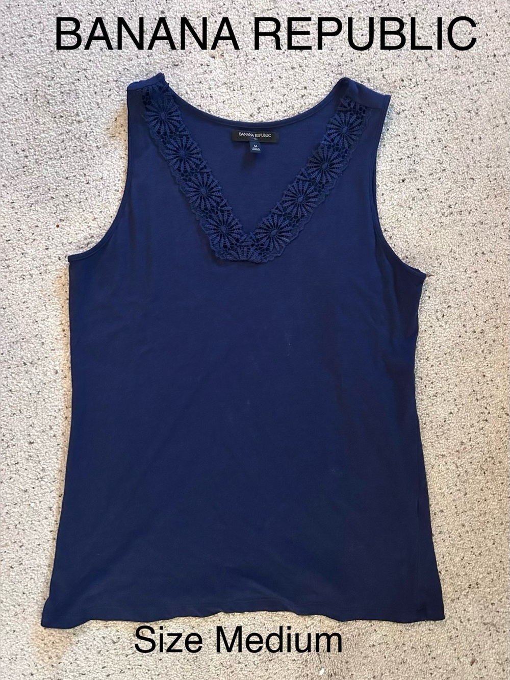 BANANA REPUBLIC  V-Neck Top w/Daisy Detail at Neckline. Blue. Medium. VGUC.